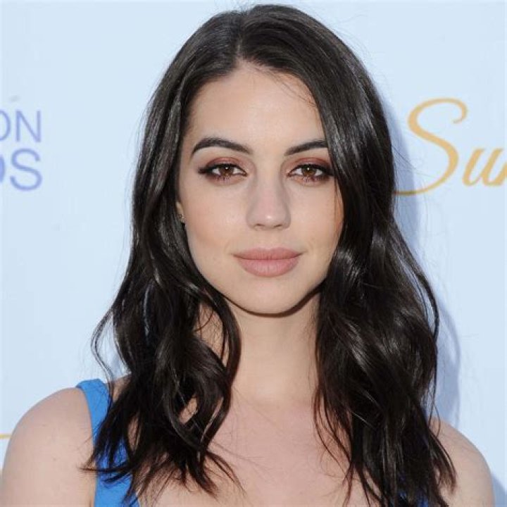 Adelaide Kane Height, Weight, Measurements, Bra Size, Shoe Size