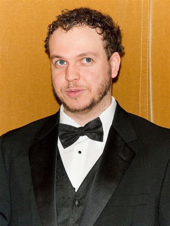 Alfonso Herrera Bio, Wiki, Age, Family, Wife, Movies, TV Shows and Net Worth