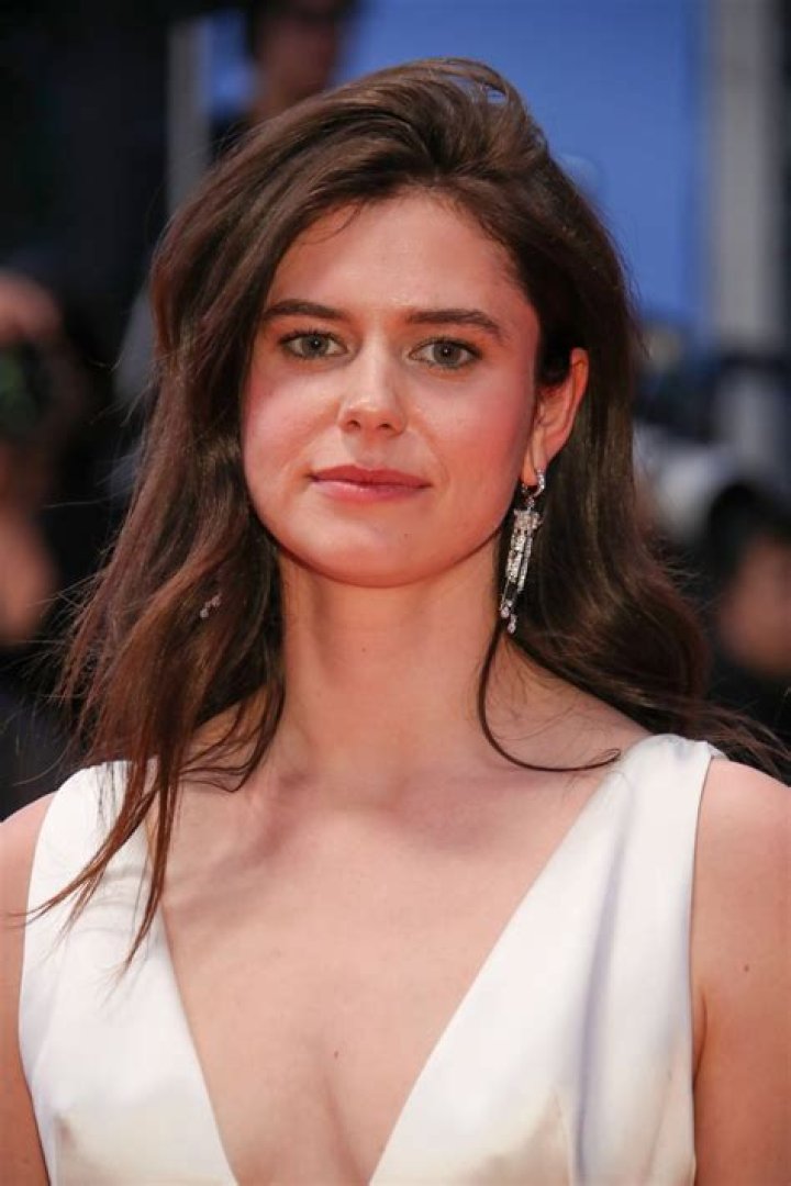 Alison Oliver Height, Weight, Measurements, Bra Size, Shoe Size