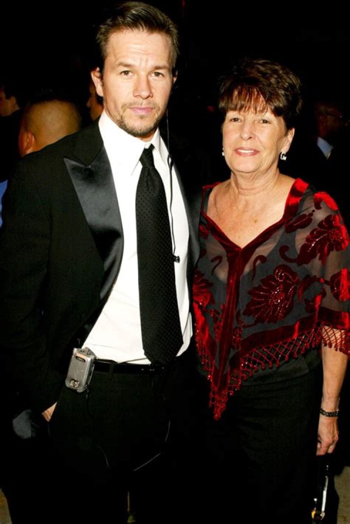 Alma Wahlberg: Husband, net worth, tattoos, smoking & body measurements