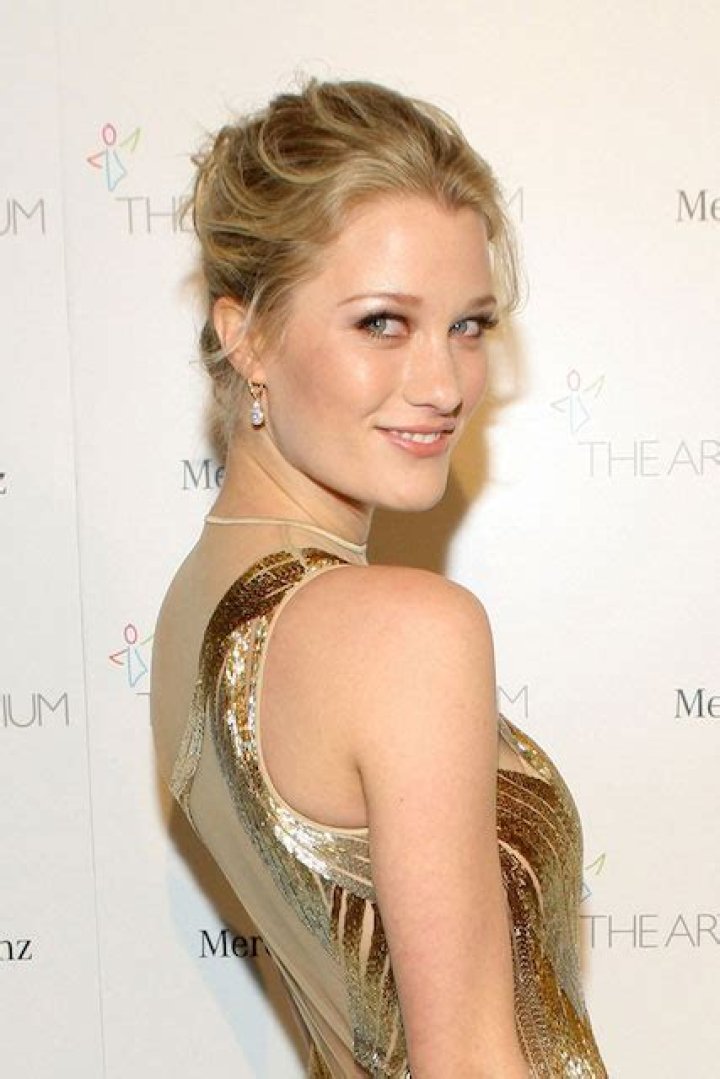 Ashley Hinshaw Height, Weight, Measurements, Bra Size, Shoe Size