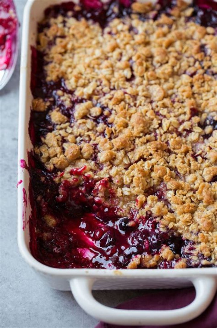 Easy Berry Crisp - Celebrating Sweets