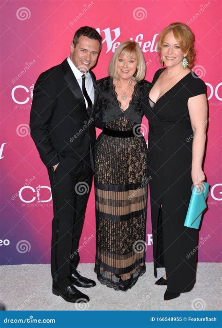 Chelah Horsdal – Bio, Husband and Family Detail About The Actress