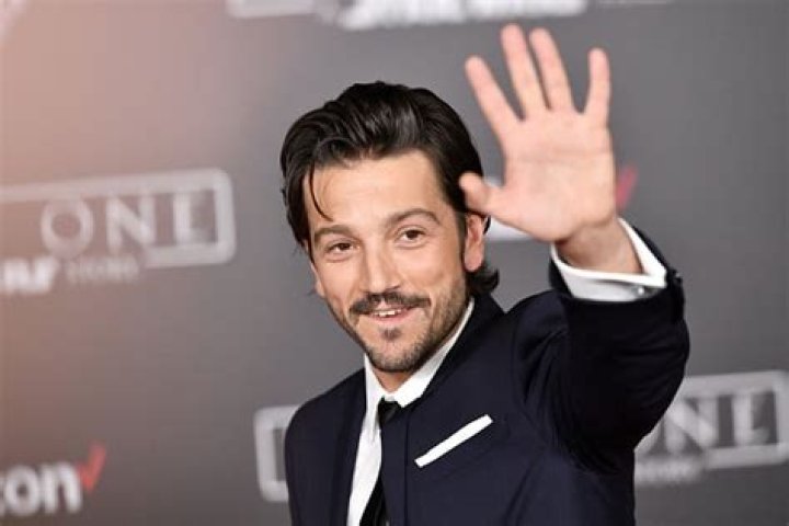 Diego Luna Net Worth (2022) Biography, Family, & More
