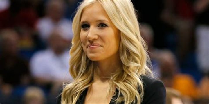 
Fox Sports Kristine Leahy Bio: Dating Boyfriend, Salary, Net Worth, Body Measurements 