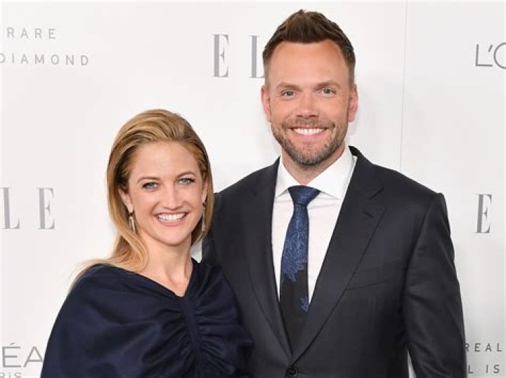 Here Is A Net Worth Of Joel McHale And Wife Sarah Williams