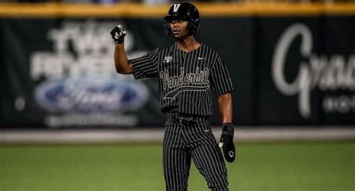 How Old is Enrique Bradfield? Age Revealed