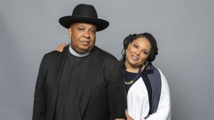 
Is Justine Simmons Married? Her Bio, Age, Husband, Kids and Net worth 