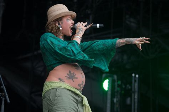 
Is Singer Greentea Peng aka Aria Wells Pregnant? What you need to know about the singer 