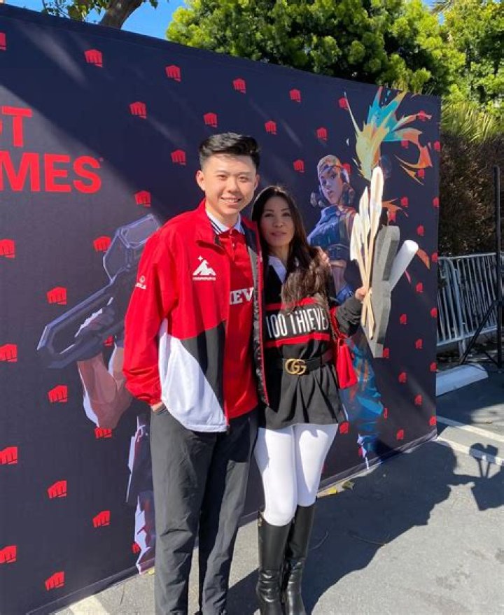 Is The Twitch Streamer Derrekow A Dart Shooter? His Biography And Career Details