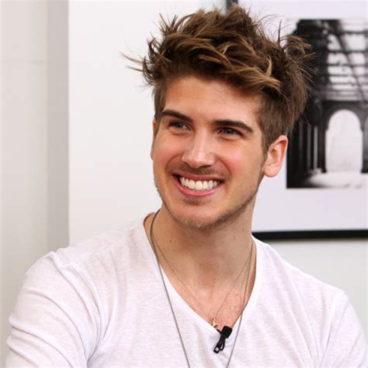 Joey Graceffa Height, Weight, Body Measurements, Shoe Size