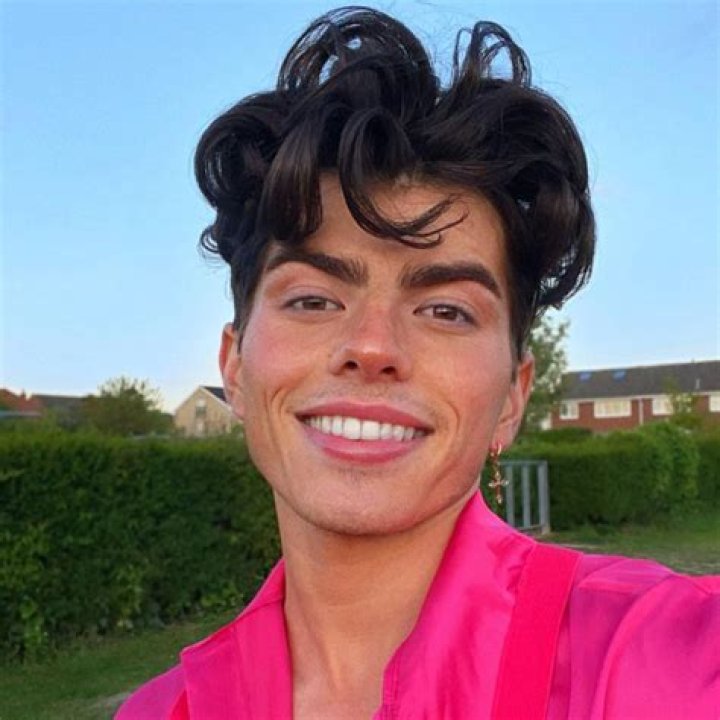 
Jony Sios Height, Weight, Net Worth, Age, Birthday, Wikipedia, Who, Nationality, Biography 