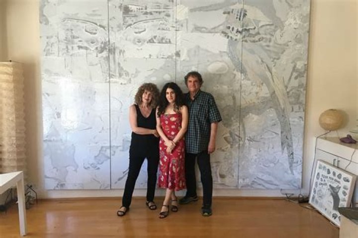 Kate Berlant Parents Tony Berlant And Helen Méndez Berlant Raised Her As A Single Child Of Her Family