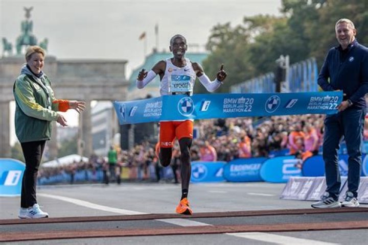 
Kenya’s Kipchoge breaks own world record to win 2022 Berlin marathon 