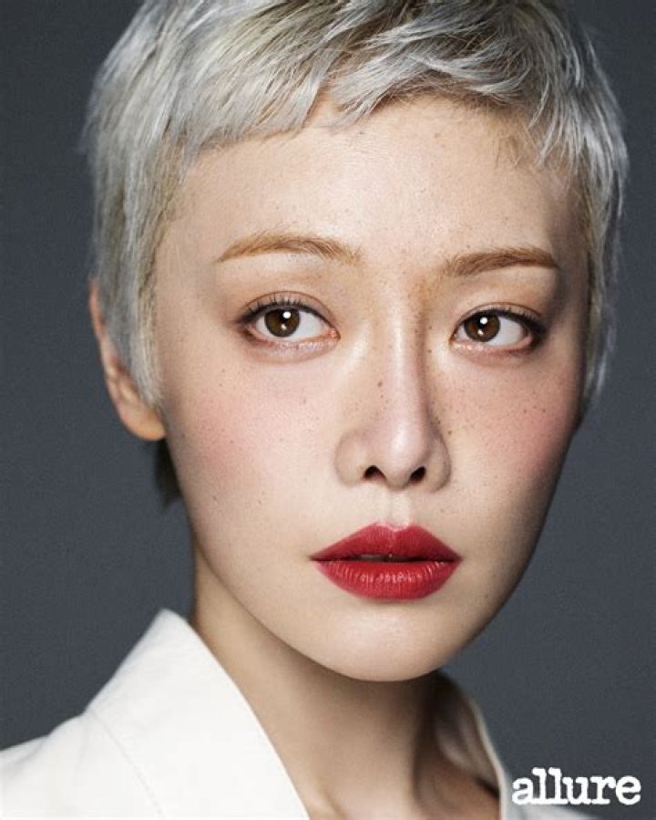 
Kim Hieora Husband: Is The Glory Cast Married? Family And Net Worth 