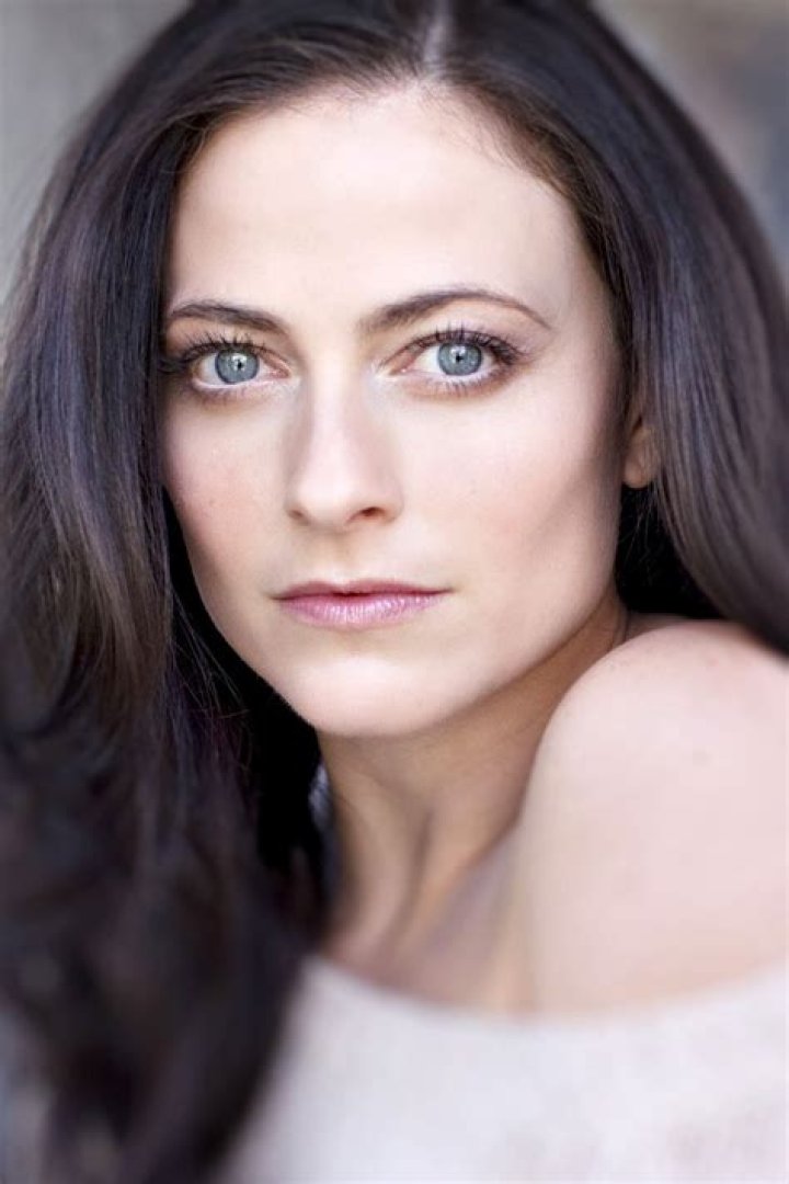 Lara Pulver Height, Weight, Body Measurements, Bra Size, Shoe Size