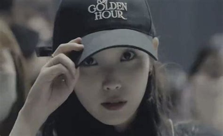 
“Lee Jong-suk at the IU concert too”: Fans react as the actor is spotted wearing The Golden Hour merchandise 
