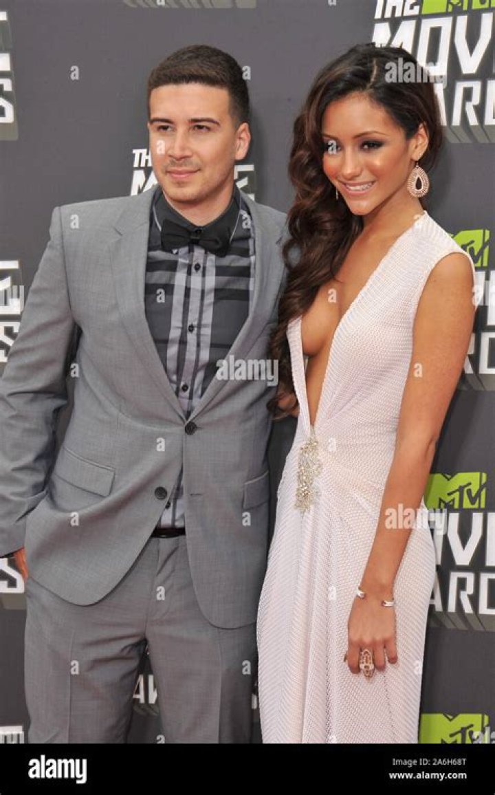 Melanie Iglesias: Boyfriend, net worth, tattoos, smoking & body measurements