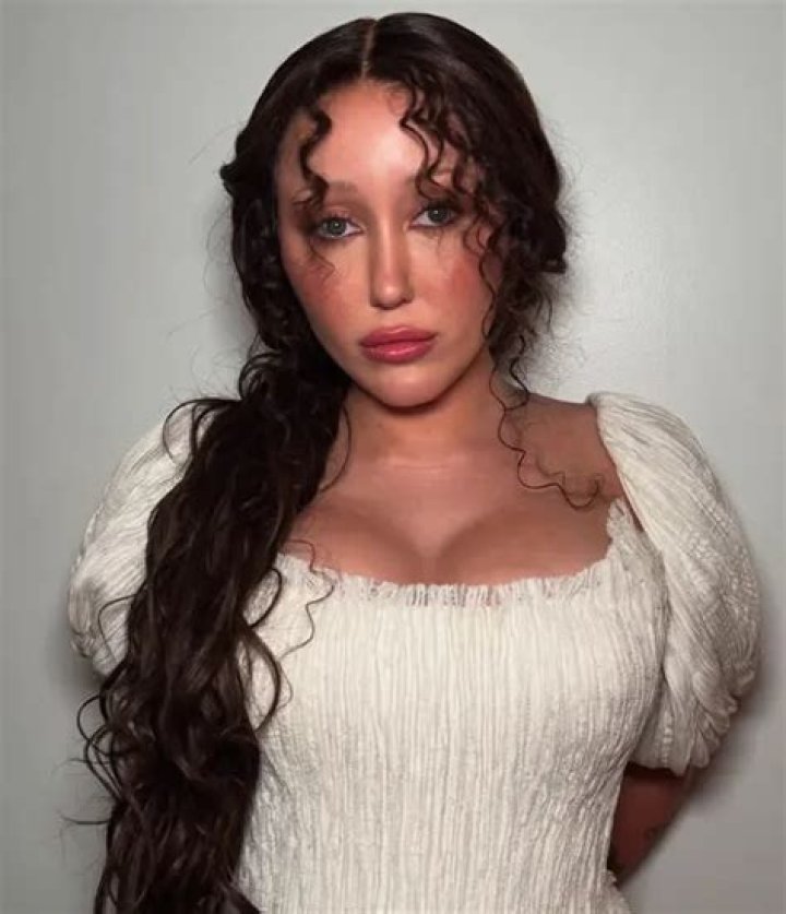 Noah Cyrus- Wiki, Age, Ethnicity, Boyfriend, Height, Net Worth, Career (Biographygist)