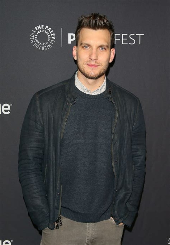 Scott Michael Foster’s biography, net worth, fact, career, awards and life story