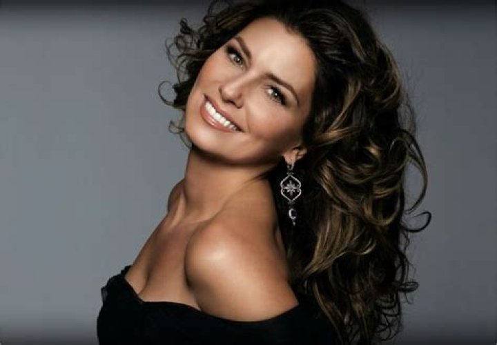 
Shania Twain, To Change Her Look, Did The Singer Has Face and Multiple Throat Surgeries? 