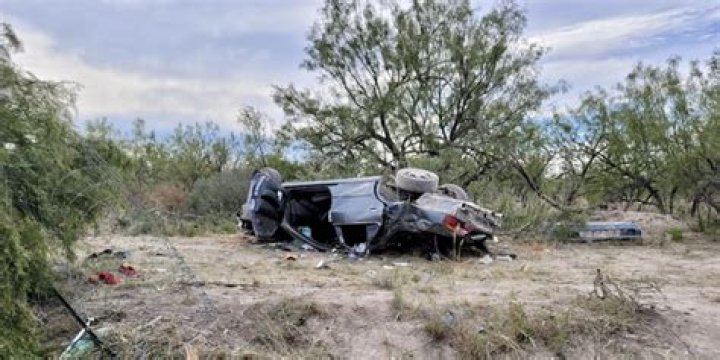 
Texas borderland car crash leaves three people dead in human smuggling attempt 