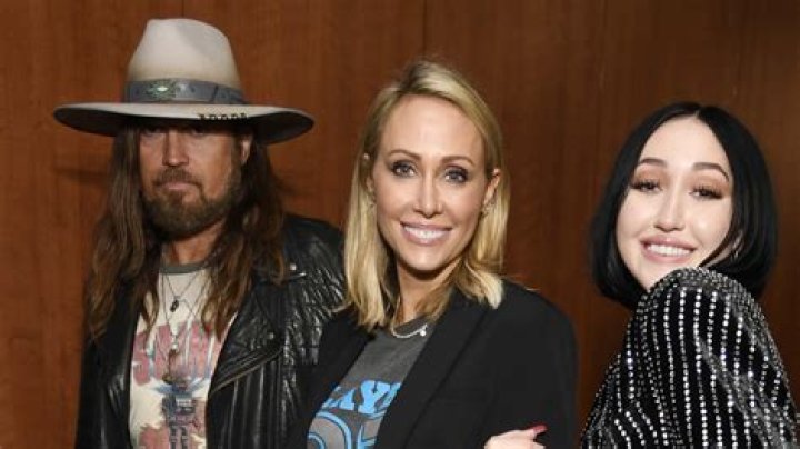 
Who are Noah Cyruss Parents? Noah Cyrus Biography, Parents Name, Nationality and More 