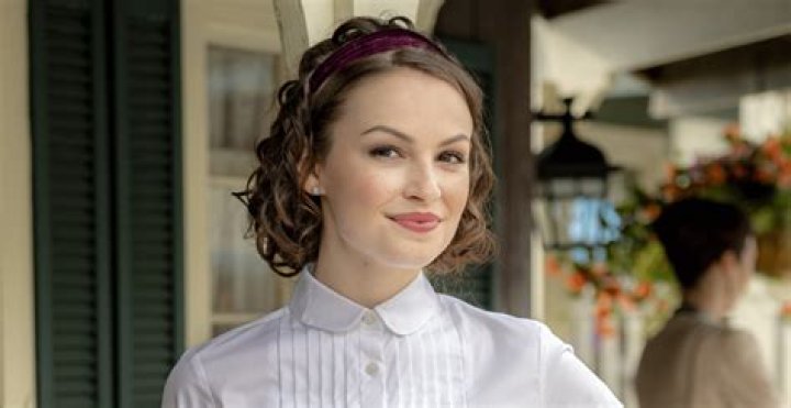 Who is actress Kayla Wallace? Age, Height, Husband, Family