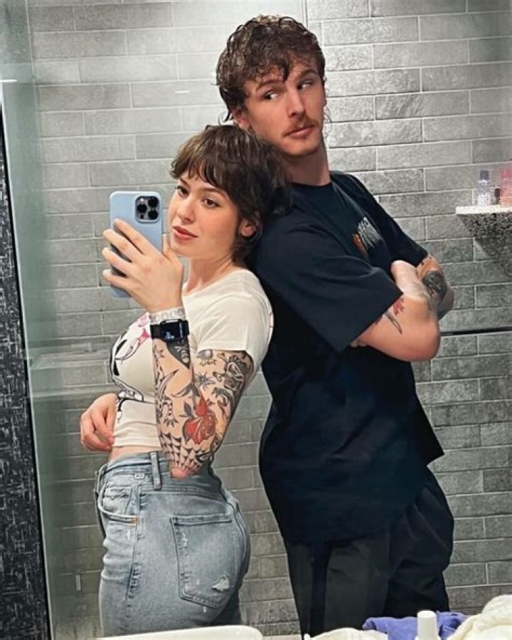 Who Is Anisa Farah? Age And Height Of The Pop Singer