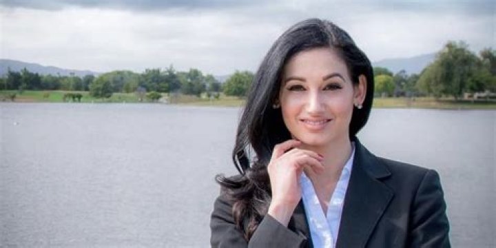 
Who is Dr. Amie Harwick? Is She Drew Carey Wife? Her Wiki, Bio, Age, Net Worth, Therapist, Book, Engagement Ring 