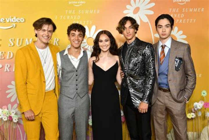 Who Is Lola Tung Dating? Know About The Boyfriend Of The Summer I Turned Pretty Cast