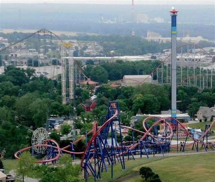 
“Why can’t yall just act right”: Kansas City amusement park fight involving 100 teens leaves the internet shocked 